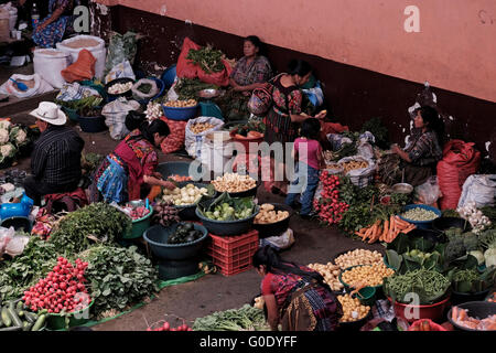 La frutta e la verdura venditori al mercato di Chichicastenango noto anche come Santo Tomas Chichicastenango una città in El Quiche dipartimento di Guatemala, noto per la sua tradizionale Kiche cultura Maya. Foto Stock