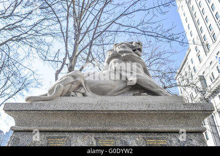 Montreal, Canada - 27 Marzo 2016: Lion de Belfort, un attributo di Queen Victoria, Dominion Square, downtown, Montreal, Canada. Foto Stock