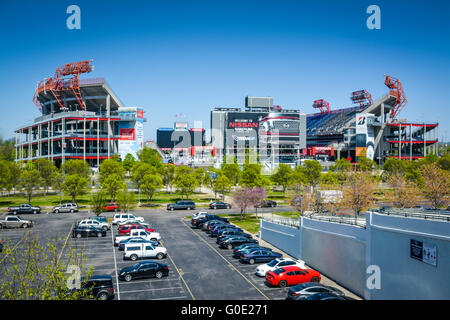 Vista dal parcheggio che serve il centro di Nashville e la squadra NFL di titani" Nissan Stadium sul lungofiume a Music City USA, TN Foto Stock