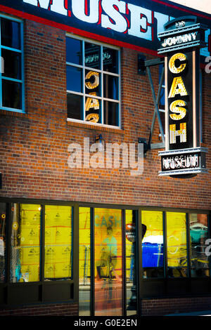 Un highlight per ventole, il Johnny Cash Museum di Nashville TN è ospitato in un antico edificio di mattoni colorati in downtown Foto Stock