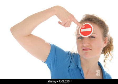 Giovane donna mantiene il divieto di firmare prima di fronte Foto Stock