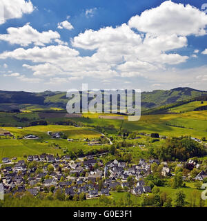 Bassa catena montuosa e il villaggio Bruchhausen Foto Stock