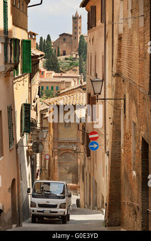 Stretta strada medievale di Siena, Italia Foto Stock