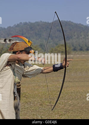 Nyishi tribe uomo eseguire la prua tradizionale freccia la concorrenza Foto Stock