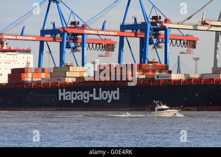 Nave portacontainer nel porto di Amburgo Foto Stock