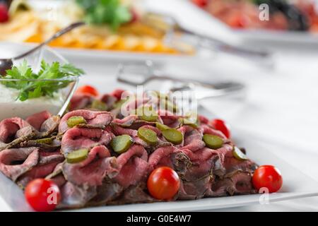 Fette di preparate di fresco roast beef su una piastra Foto Stock