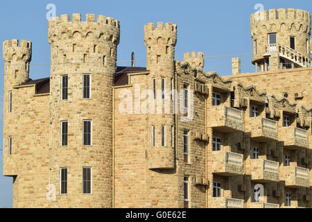 L'hotel in forma di bloccare revetted con il Daghestan stone Foto Stock