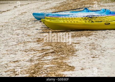 Set di kayak posa sulla spiaggia di sabbia sulla giornata di sole Foto Stock