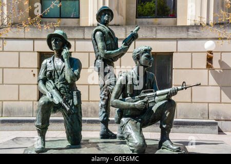 Memorial plaza con la guerra del Vietnam i soldati di arte in bronzo sculture, onorando veterani nel centro cittadino di Nashville TN Foto Stock