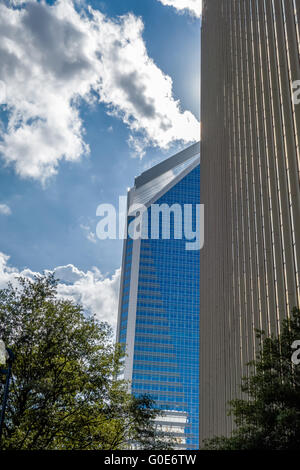 Charlotte NC skyline e scene di strada durante il giorno Foto Stock