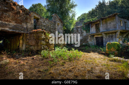 Abbandonato il vecchio villaggio di montagna Foto Stock