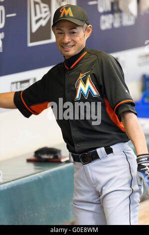 Milwaukee, WI, Stati Uniti d'America. 30 apr, 2016. Miami Marlins diritto fielder Ichiro Suzuki #51 prima della Major League Baseball gioco tra il Milwaukee Brewers e il Miami Marlins a Miller Park di Milwaukee, WI. John Fisher/CSM/Alamy Live News Foto Stock