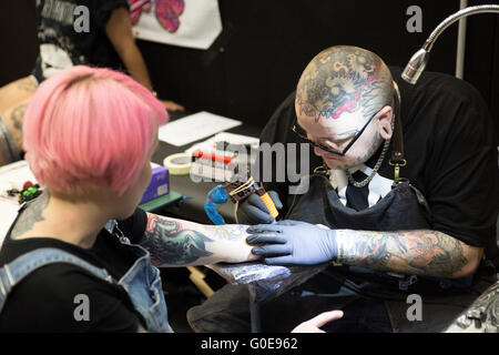 Brighton Regno Unito il 30 aprile 2016- Brighton Tattoo Convention Credito: Jason Richardson/Alamy Live News Foto Stock