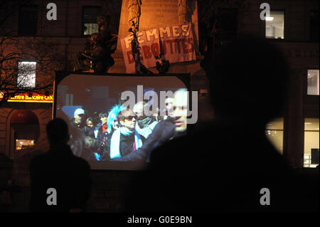 Montreal Qc , Aprile 29,2016 persone frequentano un "Nuit debout" (tutta la notte fino) la raccolta in luogo Square Phillips in Montreal , Aprile 29,2016. Credito: imagespic/Alamy Live News Foto Stock