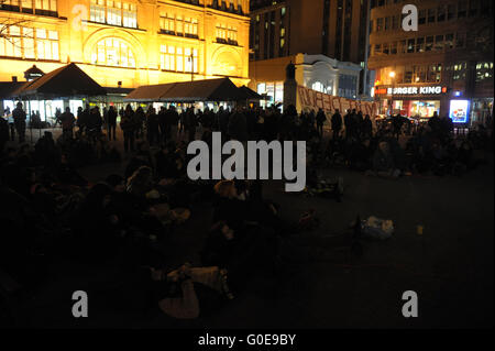 Montreal Qc , Aprile 29,2016 persone frequentano un "Nuit debout" (tutta la notte fino) la raccolta in luogo Square Phillips in Montreal , Aprile 29,2016. Credito: imagespic/Alamy Live News Foto Stock