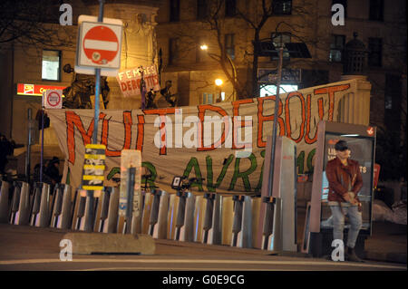 Montreal Qc , Aprile 29,2016 persone frequentano un "Nuit debout" (tutta la notte fino) la raccolta in luogo Square Phillips in Montreal , Aprile 29,2016. Credito: imagespic/Alamy Live News Foto Stock