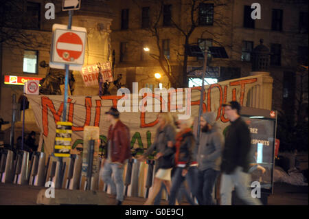 Montreal Qc , Aprile 29,2016 persone frequentano un "Nuit debout" (tutta la notte fino) la raccolta in luogo Square Phillips in Montreal , Aprile 29,2016. Credito: imagespic/Alamy Live News Foto Stock