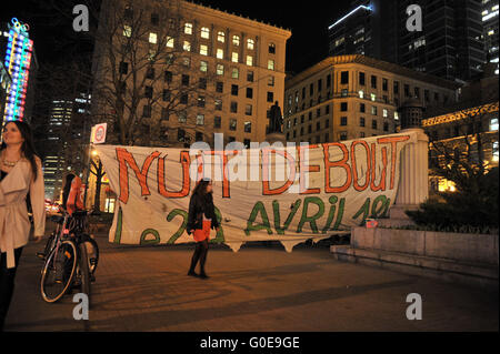 Montreal Qc , Aprile 29,2016 persone frequentano un "Nuit debout" (tutta la notte fino) la raccolta in luogo Square Phillips in Montreal , Aprile 29,2016. Credito: imagespic/Alamy Live News Foto Stock