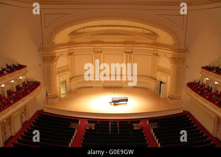 New York, Stati Uniti d'America. 29 apr, 2016. All'interno di Carnegie Hall di New York, Stati Uniti d'America, 29 aprile 2016. 125 anni dopo la sua inaugurazione della sala concerto è considerato uno dei più significativi e acusticamente le migliori al mondo. Foto: CHRISTINA HORSTEN/dpa/Alamy Live News Foto Stock