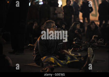 Montreal, Canada. Il 30 aprile, 2016. Le persone si radunano presso la piazza Phillips nel centro cittadino di Montreal, Canada, per stare nella solidarietà francese con il movimento sociale Nuit Debout il venerdì sera, 29 Aprile, 2016. Nuit Debout è una rivoluzione sociale che è iniziata a Parigi dopo che il governo francese ha annunciato una riforma diritto del lavoro che avrebbero per effetto di aumentare le ore di lavoro alla settimana e portare via i benefici sociali. Credito: imagespic/Alamy Live News Foto Stock