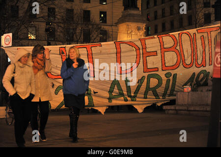 Montreal, Canada. Il 30 aprile, 2016. Le persone si radunano presso la piazza Phillips nel centro cittadino di Montreal, Canada, per stare nella solidarietà francese con il movimento sociale Nuit Debout il venerdì sera, 29 Aprile, 2016. Nuit Debout è una rivoluzione sociale che è iniziata a Parigi dopo che il governo francese ha annunciato una riforma diritto del lavoro che avrebbero per effetto di aumentare le ore di lavoro alla settimana e portare via i benefici sociali. Credito: imagespic/Alamy Live News Foto Stock