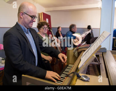 Goettingen, Germania. Xx Apr, 2016. Il direttore artistico della International Handel Festival, Laurence Cummings, sorge a un clavicembalo durante le prove per l'opera "Imeno' a Goettingen, Germania, 20 aprile 2016. L'International Handel Festival di Goettingen si svolge dal 05 al 16 maggio 2016. Foto: SWEN PFOERTNER/dpa/Alamy Live News Foto Stock