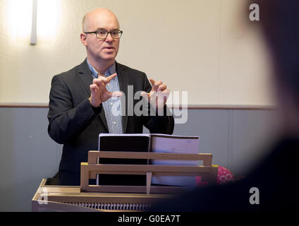 Goettingen, Germania. Xx Apr, 2016. Il direttore artistico della International Handel Festival, Laurence Cummings, i gesti a un clavicembalo durante le prove per l'opera "Imeno' a Goettingen, Germania, 20 aprile 2016. L'International Handel Festival di Goettingen si svolge dal 05 al 16 maggio 2016. Foto: SWEN PFOERTNER/dpa/Alamy Live News Foto Stock