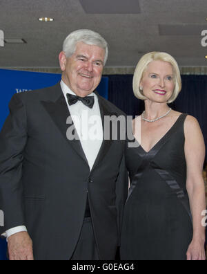 Washington, Distretto di Columbia, Stati Uniti d'America. 30 apr, 2016. Ex Presidente della Camera dei rappresentanti degli Stati Uniti Newt Gingrich (Repubblicano della Georgia) e sua moglie Callista arriva per il 2016 Casa Bianca corrispondenti di associazione cena annuale presso il Washington Hilton Hotel di Sabato, 30 Aprile 2016.Credit: Ron Sachs/CNP. © Ron Sachs/CNP/ZUMA filo/Alamy Live News Foto Stock