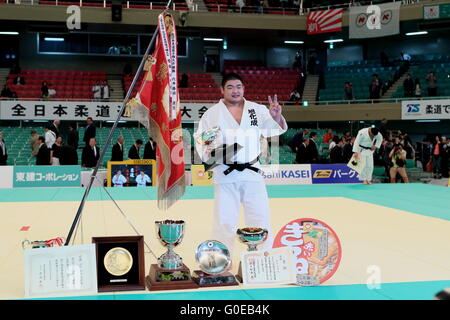 Nippon Budokan di Tokyo, Giappone. 29 apr, 2016. Takeshi Ojitani, Aprile 29, 2016 - Judo : 2016 tutto il Giappone Judo Championships cerimonia di premiazione al Nippon Budokan di Tokyo, Giappone. © AFLO SPORT/Alamy Live News Foto Stock