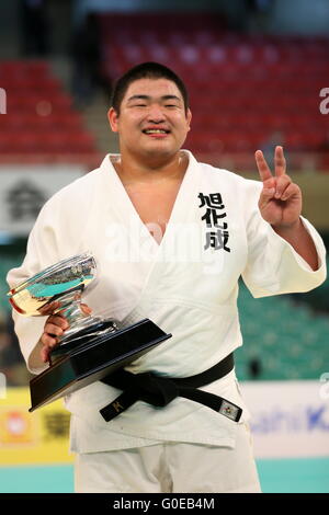 Nippon Budokan di Tokyo, Giappone. 29 apr, 2016. Takeshi Ojitani, Aprile 29, 2016 - Judo : 2016 tutto il Giappone Judo Championships cerimonia di premiazione al Nippon Budokan di Tokyo, Giappone. © AFLO SPORT/Alamy Live News Foto Stock