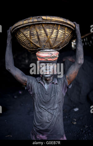 Dacca in Bangladesh. Il 1 maggio, 2016. Oggi è festa del lavoro, ma ancora i lavoratori stanno lavorando in un locale mattonaia. Nessuno dei lavoratori qui sanno circa il giorno di maggio. Essi sanno solo che essi devono lavorare duro per guadagnarsi da vivere. © Mohammad Hossain Ponir/ZUMA filo/Alamy Live News Foto Stock