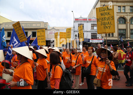 Sydney, Australia. 1 maggio 2016. L annuale giorno di maggio marzo è iniziato in Belmore Park, nei pressi della Stazione Centrale e procedeva lungo Broadway al Victoria Park, Camperdown. Varie del lavoratore, sindacati e altri ala sinistra le organizzazioni e i gruppi hanno preso parte. Nella foto: "Donne asiatiche al lavoro' dimostranti arrivano al Victoria Park, Camperdown. Uno contiene un segno dicendo, "parità di lavoro merita la parità di retribuzione'. Credito: Richard Milnes/Alamy Live News Foto Stock