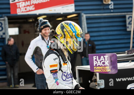 Rockingham, UK. Il 1 maggio, 2016. British GT a Rockingham Maggio 2016 Rick Parfitt Jnr test fuori la sua Bentley 'Geoffrey' Team Parker racing, in libera warm up dopo il big crash in libera pratica uno. Credito: Steven roe/Alamy Live News Foto Stock