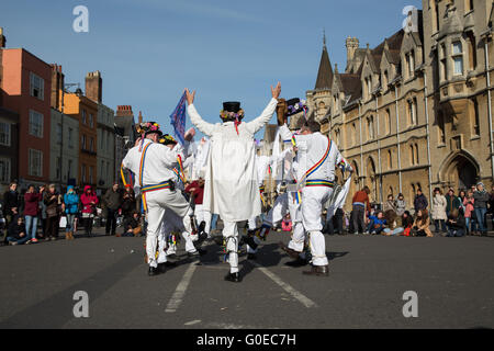 Oxford, Regno Unito. Il 1 maggio 2016. Gli studenti festaioli e morris ballerini durante il 2016 Mayday mattina celebrazione in Oxford. Credito: Pete Lusabia/ Alamy live news Foto Stock