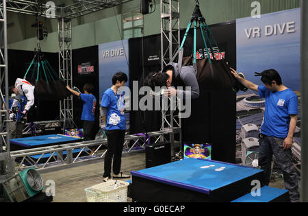 Chiba, Giappone. 30 apr, 2016. Un visitatore, appeso in aria dal filo, gode di virtual sky diving con montaggio superiore durante la Niconico Chokaigi in Chiba Sabato 30 Aprile, 2016. Alcuni 150.000 visitatori goduto di oltre 100 cabine inclusi giochi, hobby, sport, politica nonché il Giappone del sub di colture a due giorni di offline incontro promosso dal Giappone di condivisione video sito 'Niconico Douga'. © Yoshio Tsunoda/AFLO/Alamy Live News Foto Stock