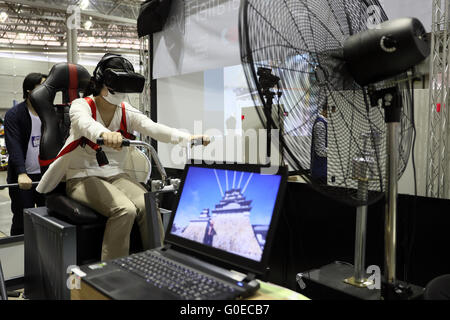 Chiba, Giappone. 30 apr, 2016. Un visitatore gode di virtual World Heritage tour con bicicletta, prodotta dal software di realtà virtuale azienda la sintesi di frame durante la Niconico Chokaigi in Chiba Sabato 30 Aprile, 2016. Alcuni 150.000 visitatori goduto di oltre 100 cabine inclusi giochi, hobby, sport, politica nonché il Giappone del sub di colture a due giorni di offline incontro promosso dal Giappone di condivisione video sito 'Niconico Douga'. © Yoshio Tsunoda/AFLO/Alamy Live News Foto Stock