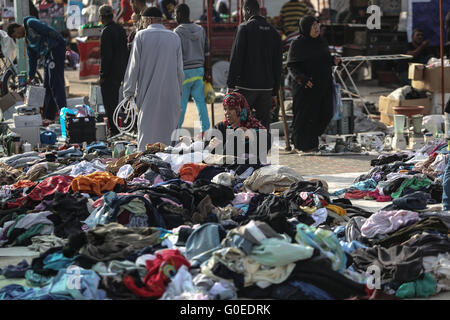 (160501) -- LA STRISCIA DI GAZA, 1 maggio 2016 (Xinhua) -- Una donna Palestinese setaccia attraverso indumenti usati presso il settimanale mercato delle pulci di Nusseirat Refugee Camp, centrale della striscia di Gaza, il 25 aprile 2016. Il popolare Yarmuk mercato settimanale nella Striscia di Gaza è stato un rifugio temporaneo per i disoccupati, alcuni dei quali a sua volta essere venditori ambulanti presso il rinomato mercato. La striscia di Gaza è stata collocata sotto uno stretto blocco israeliano di Hamas in quanto movimento grippato il territorio con la forza nel 2007. Il blocco ha spinto la striscia di Gaza è di 1,9 milioni di residenti più in profondità la povertà come tasso di disoccupazione colpisce 42,7%, secondo le cifre ufficiali. Popolari Foto Stock