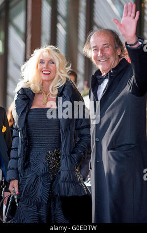 Re Carl Gustaf, Stoccolma, Svezia. 30 apr, 2016. Gunilla Contessa di Bismarck-Schonhausen e marito Luis Ortiz y Moreno lasciare il Grand Hotel per il banchetto presso il Palazzo Reale in occasione del settantesimo compleanno del Re Carl Gustaf, Stoccolma, Svezia, 30 aprile 2016. Foto: Patrick van Katwijk point de vue fuori - nessun filo SERVICE -/dpa/Alamy Live News Foto Stock