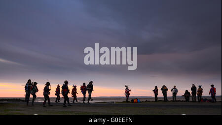 'Rag Bag Morris' che segna il giorno di Maggio sulla strada rialzata per l'Isola Santa di Lindisfarne, Northumberland. Ogni anno ballano all'alba il giorno di maggio in un luogo diverso nel nord del Northumberland o nei confini scozzesi. Foto Stock