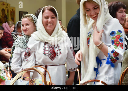 Centinaia di Canadian russi festeggiano il Santissimo giorno dell'anno a Pasqua della messa notturna a Montreal in Canada. Credito: Megapress/Alamy Live News Foto Stock