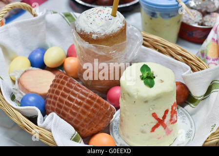 Montreal, Canada. Il 30 aprile, 2016. Centinaia di Canadian russi festeggiano il Santissimo giorno dell'anno a Pasqua della messa notturna a Montreal in Canada di sabato 30 aprile, 2016 Credit: Megapress/Alamy Live News Foto Stock