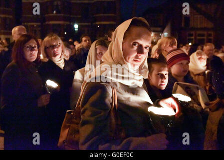 Montreal, Canada. Il 30 aprile, 2016. Centinaia di Canadian russi festeggiano il Santissimo giorno dell'anno a Pasqua della messa notturna a Montreal in Canada di sabato 30 aprile, 2016 Credit: Megapress/Alamy Live News Foto Stock