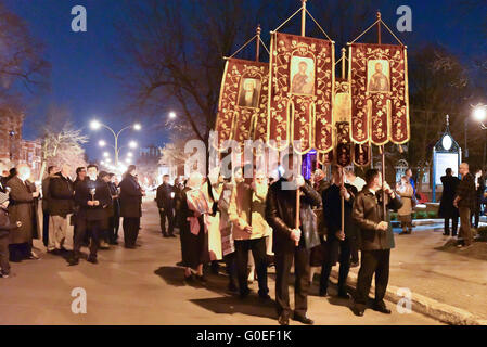 Montreal, Canada. Aprile. Centinaia di Canadian russi festeggiano il Santissimo giorno dell'anno a Pasqua della messa notturna a Montreal in Canada Foto Stock