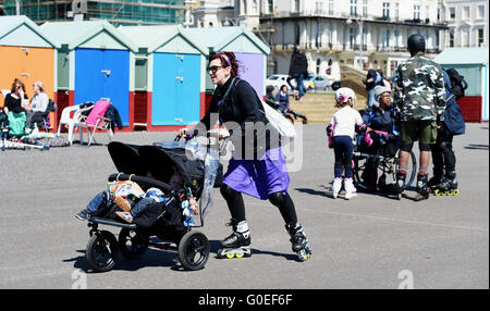 Hove BRIGHTON REGNO UNITO 1 Maggio 2016 - gruppi del rullo i pattinatori da tutto il mondo godere il sole primaverile sul lungomare Hove questo pomeriggio durante il weekend festivo Credito: Simon Dack/Alamy Live News Foto Stock