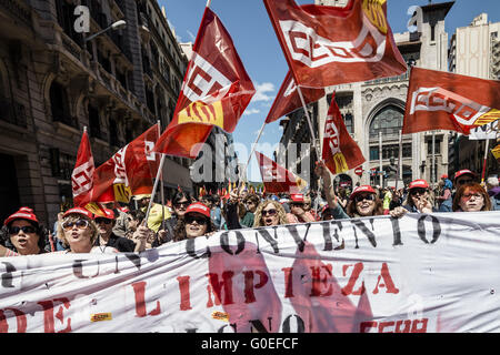 Barcellona, in Catalogna, Spagna. Il 1 maggio, 2016. Chiamato dal sindaco sindacati CC.OO e UGT, migliaia marzo dietro di loro banner attraverso il centro della città di Barcellona per protestare contro la povertà sociale e dignitosa per le condizioni di lavoro e salari il 1 di maggio. © Matthias Oesterle/ZUMA filo/Alamy Live News Foto Stock