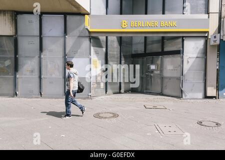 Berlin, Berlin, Germania. Il 1 maggio, 2016. La Berliner Bank in NeukÃ¶lln ha barricati le loro porte e facciate in vetro sul primo di maggio 2016. © Jan Scheunert/ZUMA filo/Alamy Live News Foto Stock
