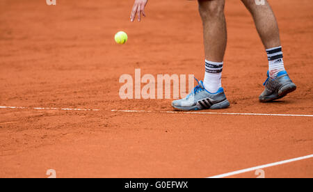 Monaco di Baviera, Germania. 01 Maggio, 2016. Austria Dominic Thiem reagisce durante la partita finale del tennis ATP torneo contro la Germania Philipp KOHLSCHREIBER: risultati nei a Monaco di Baviera, Germania, 01 maggio 2016. Foto: MARC MUELLER/dpa/Alamy Live News Foto Stock