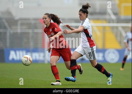 Monaco di Baviera, Germania. 01 Maggio, 2016. Monaco di Baviera Sara Daebritz (L) in azione contro il Leverkusen's Kristina Sundov durante il tedesco donna Bundesliga partita di calcio tra il Bayern Monaco e Bayer Leverkusen in Monaco di Baviera, Germania, 01 maggio 2016. Foto: ANDREAS GEBERT/dpa/Alamy Live News Foto Stock