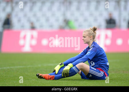 Monaco di Baviera, Germania. 01 Maggio, 2016. Leverkusen il portiere Anna Klink reagisce dopo il 5-0 da Monaco di Baviera durante il tedesco donna Bundesliga partita di calcio tra il Bayern Monaco e Bayer Leverkusen in Monaco di Baviera, Germania, 01 maggio 2016. Foto: ANDREAS GEBERT/dpa/Alamy Live News Foto Stock