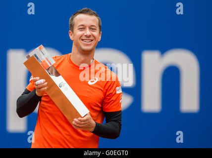 Monaco di Baviera, Germania. 01 Maggio, 2016. Germania Philipp KOHLSCHREIBER: risultati nei pone con il suo trofeo dopo aver vinto la partita finale del tennis ATP torneo contro Austria Dominic Thiem a Monaco di Baviera, Germania, 01 maggio 2016. Foto: MARC MUELLER/dpa/Alamy Live News Foto Stock